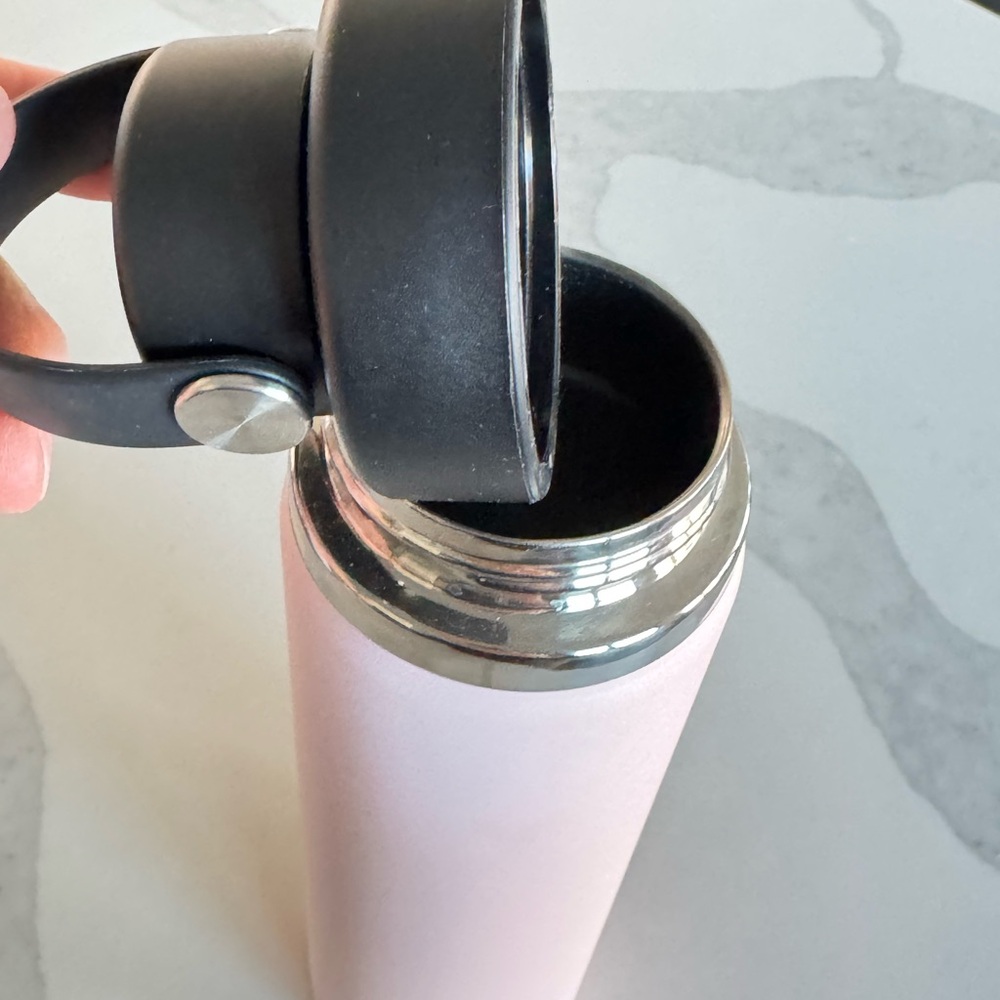 Hydro Flask Light Pink Bottle Black Lid. Insulated stainless steel 24 oz NWOT - Picture 9 of 11